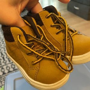 Size 4 baby/toddler boots. Used but in great condition.